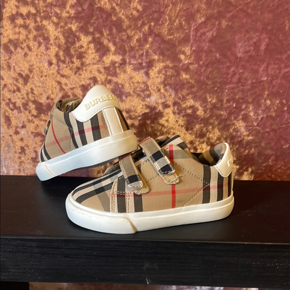Burberry Kids Sneakers in Beige and Red